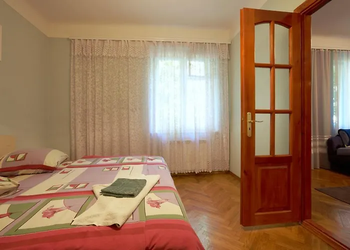 Apartment With Courtyard